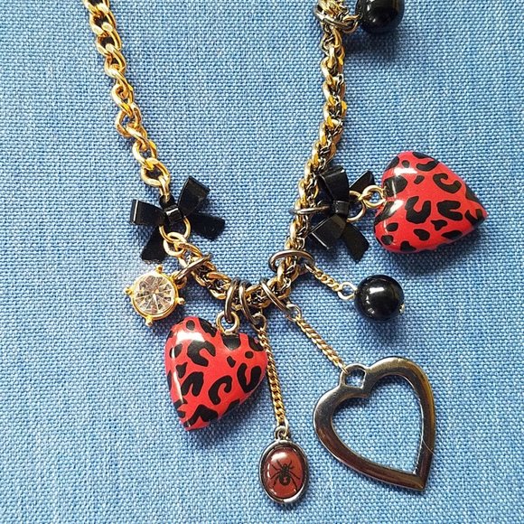 ❤️🕷️🖤Betsey Johnson Red & Black Heart Charm Spider Necklace - GPC🖤🕷️❤️ - Picture 1 of 9